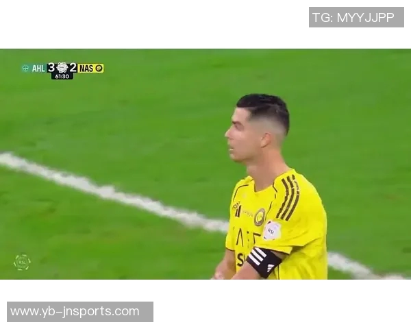 C罗中路停球失误错失良机遗憾抱头难掩失落情绪