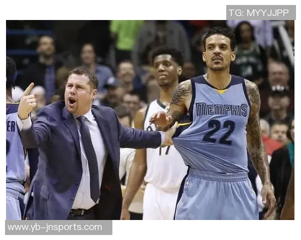 马特巴恩斯称小卡健康时是攻防一体的最佳球员引发热议 马特巴恩斯称小卡健康时是攻防一体的最佳球员引发热议